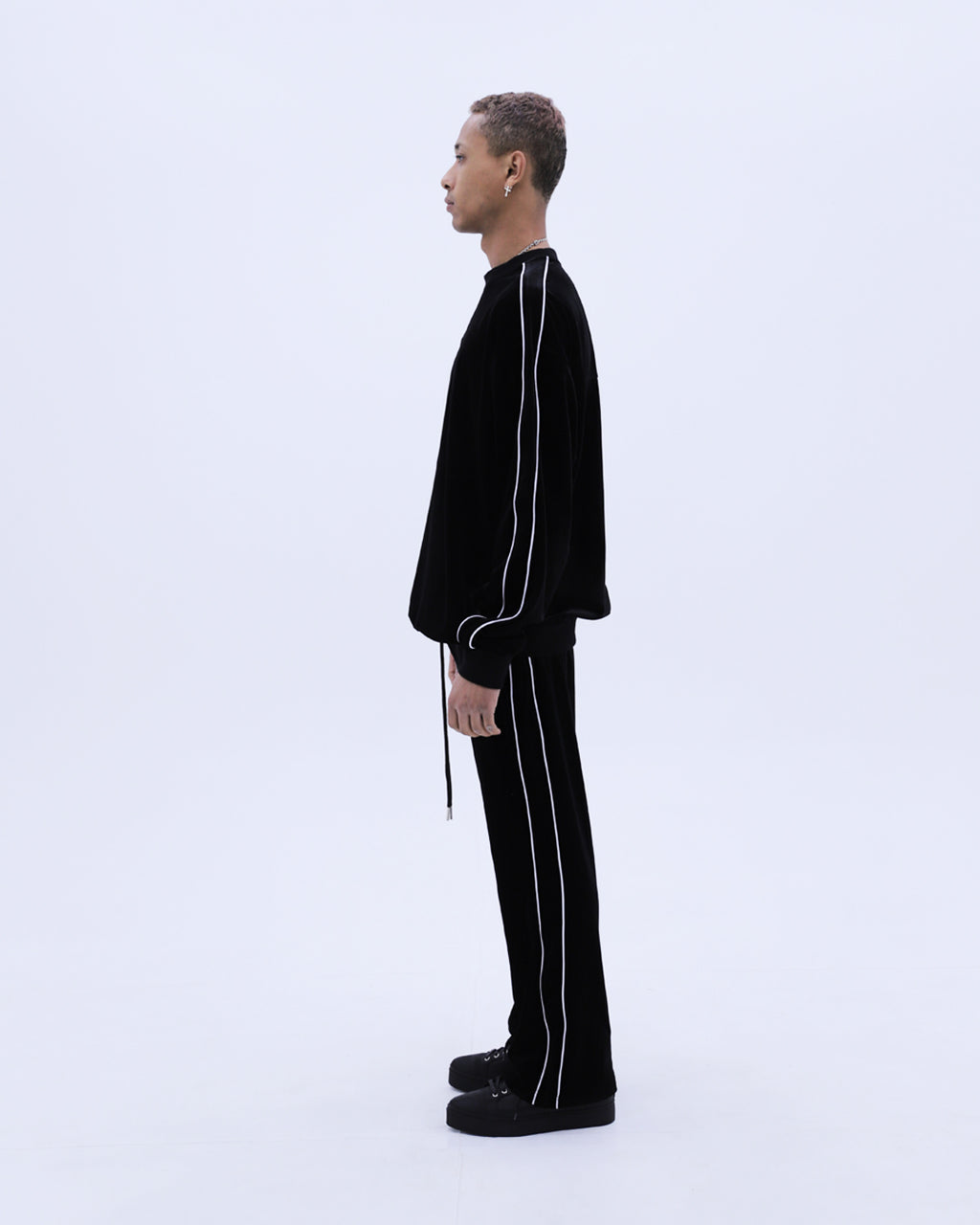 Velvet Crewneck / Black