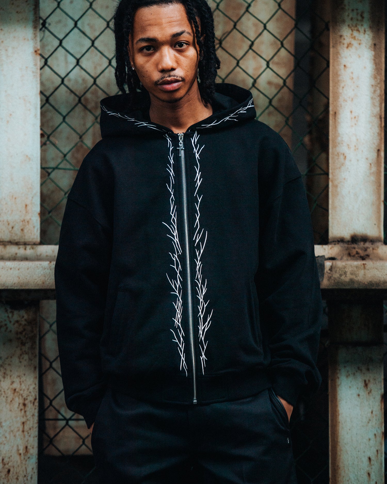 Stick Embroidery Zip Hoodie / Black