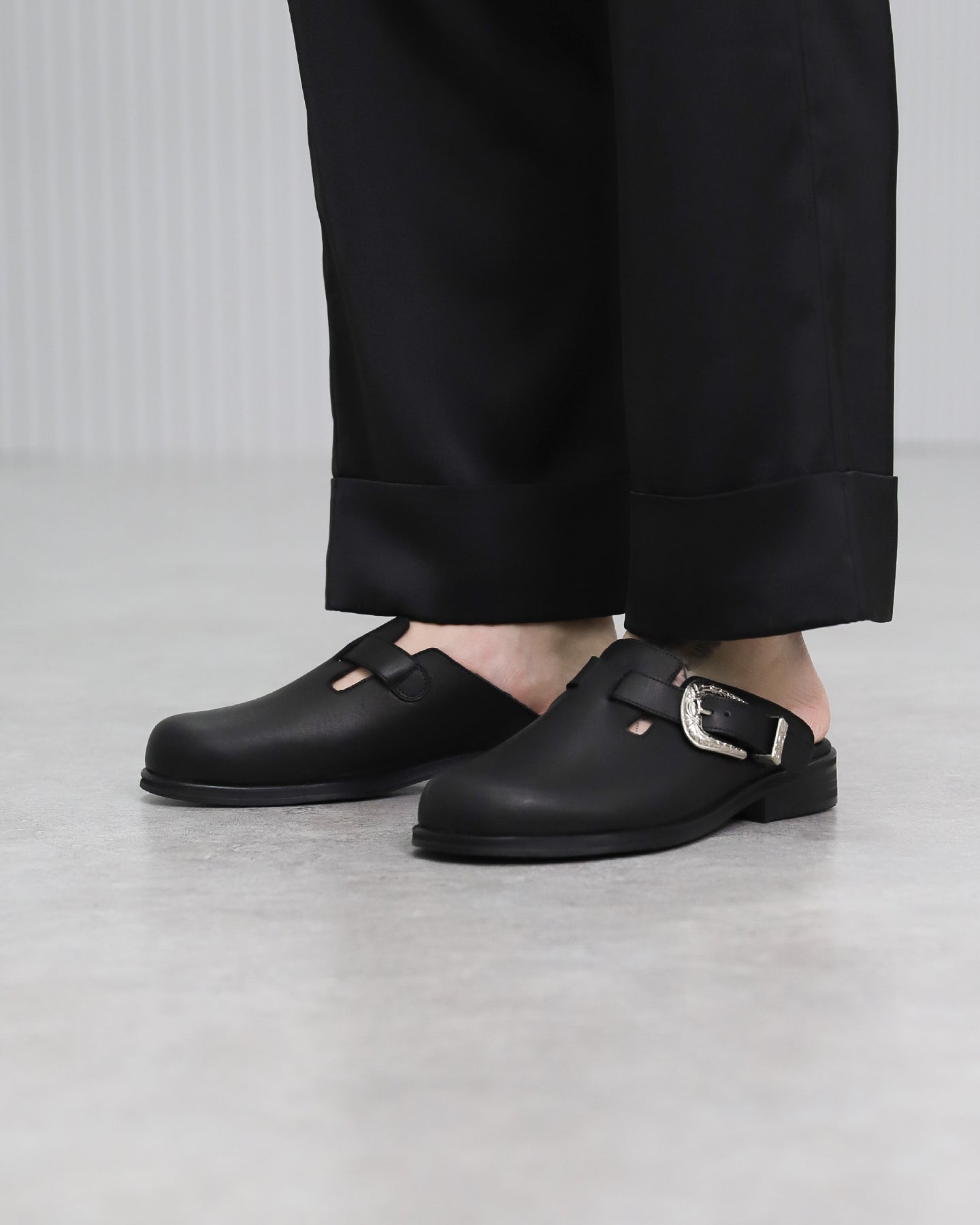 LEATHER MULE / BLACK