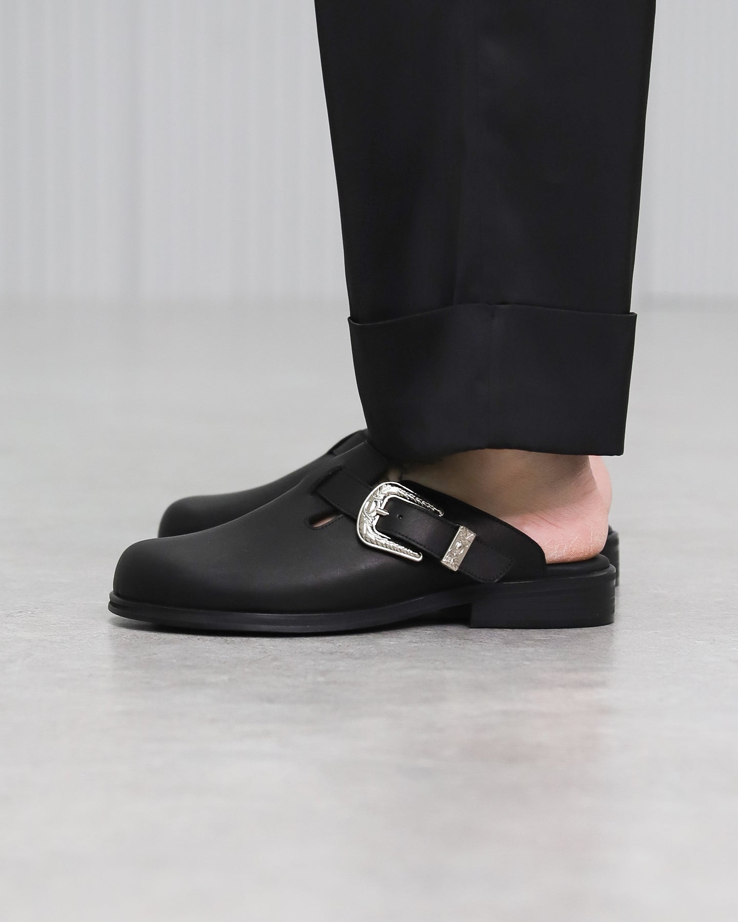 LEATHER MULE / BLACK