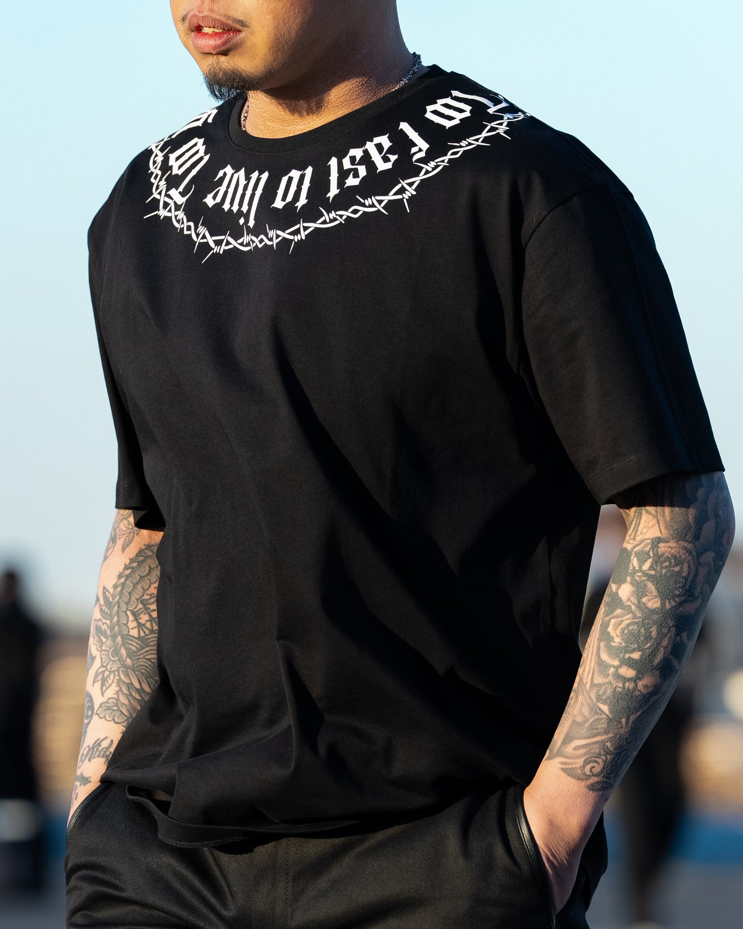 LAST NEST ロンT ラストネスト LAST NEST Logo Emb Henry Neck （Black） -FASCINATE